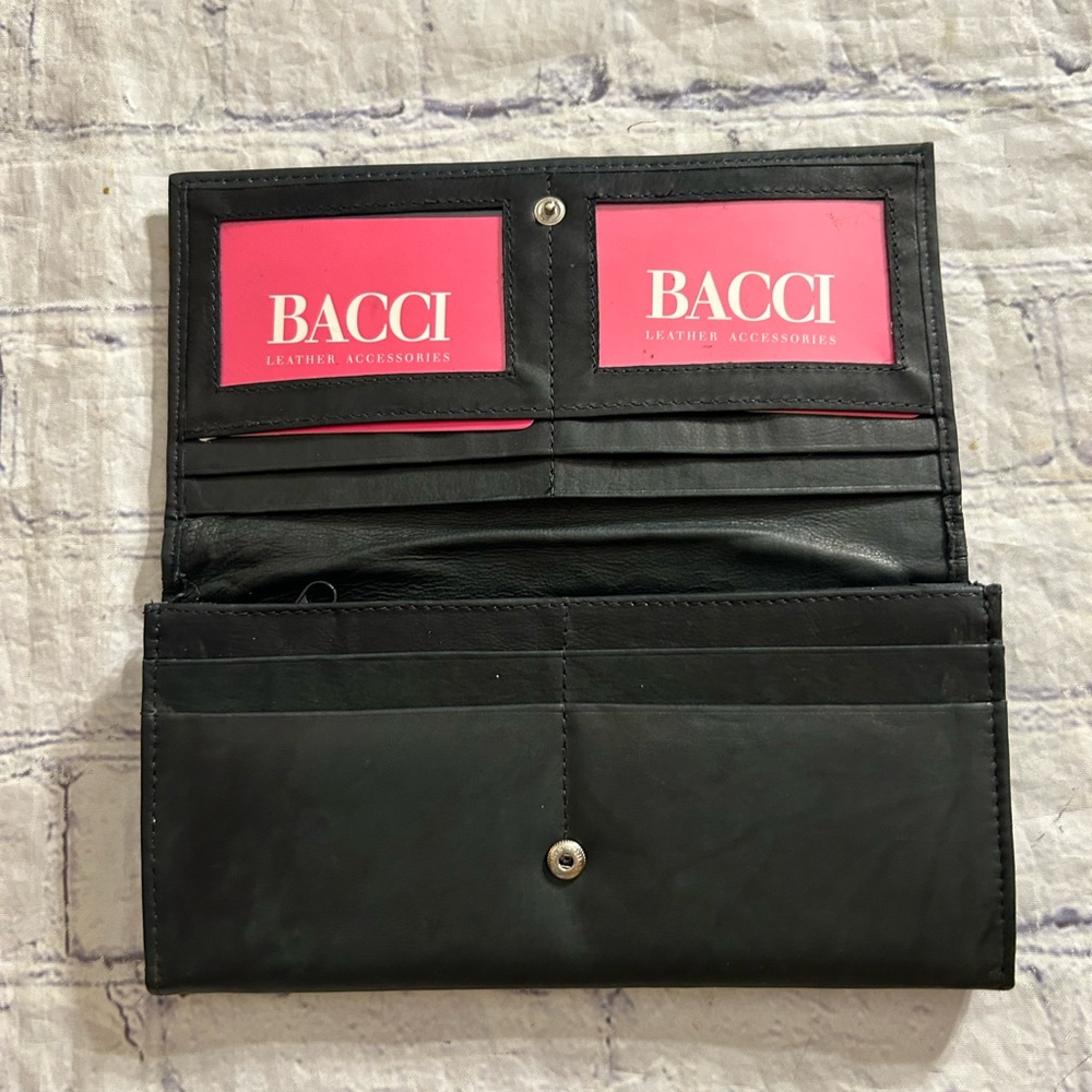 BACCI LEATHER ACCESSOIRES BLACK WALLET ID SPOT AND (3) ZIPPER COMPARTMENTS